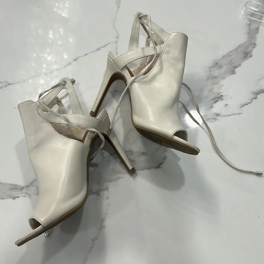 Brash Peekaboo Open Toe Tie Up Heels.‎ Size 5.5